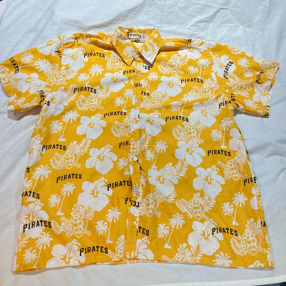 Pittsburgh Pirates Hawaiian Shirt, Men’s size XL, (Small burn hole)